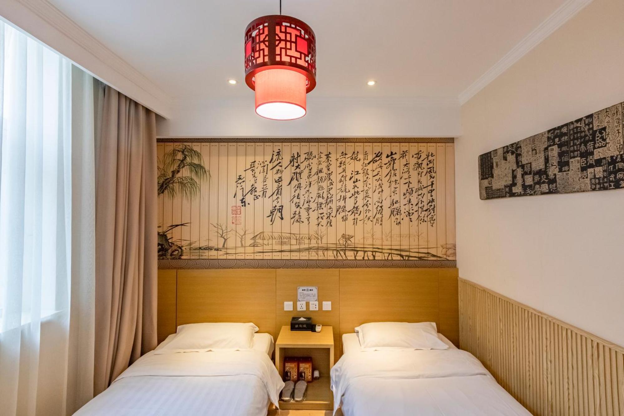 Happy Dragon Alley Hotel-In The City Center With Big Window&Free Coffe Laundry Fluent English Speaking,Tourist Attractions Ticket Service&Food Recommendation,Near Tian Anmen Forbiddencity,Near Lama Temple,Easy To Walk To Nanluoalley&Shichahai Beijing Exterior photo